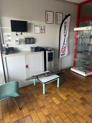 2 chaises visiteur skaï noir 1 table basse mélaminé gris - Photo 1