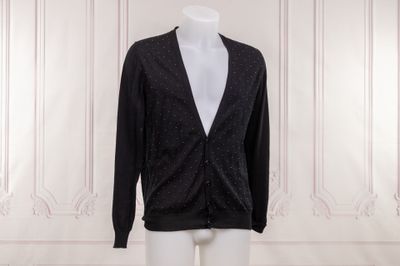 le cardigan noir est sur un mannequin, un mannequin, un mannequin, un mannequin, un mannequin, un mannequin, un mannequin, un mannequin