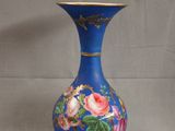 un vase bleu orné d'un motif floral