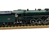 un petit train assis sur les rails