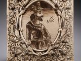 un carreau blanc et noir sur lequel figure l'image d'un homme coiffé d'un chapeau
