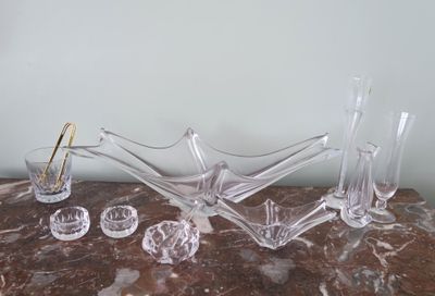 plusieurs morceaux de verre posés sur une table les uns à côté des autres
