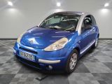 la photo d'une petite voiture bleue garée dans un garage