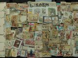 une pile de vieilles cartes postales posée sur une table