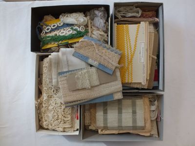 des boîtes remplies d'objets divers posées sur une table blanche