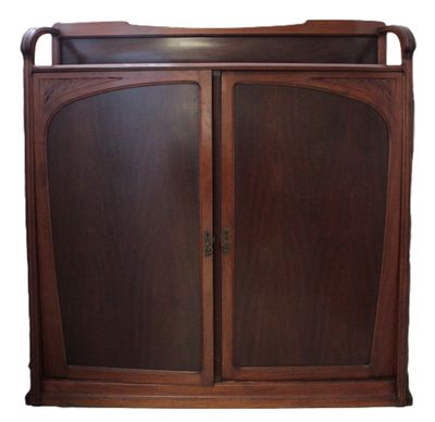 un meuble en bois avec deux portes et deux tiroirs
