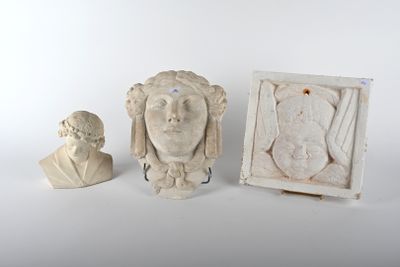 Un visage féminin dans le goût de l'Antique en plâtre, un bu… - Photo 1