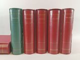 six livres rouges et verts empilés les uns sur les autres
