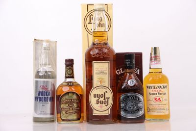 Des bouteilles de différents types d'alcool sont alignées sur une table
