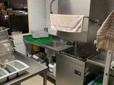 une cuisine équipée d'un évier, d'une cuisinière, d'un four et d'un lave-vaisselle