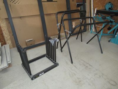 deux chaises qui se trouvent dans un garage