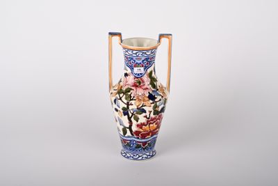 un vase bleu et blanc orné d'un motif floral