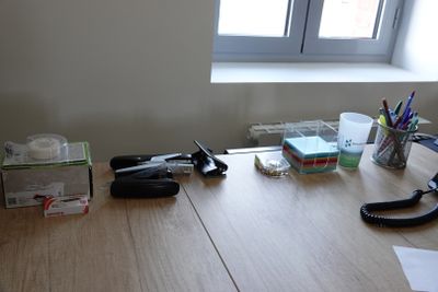 un bureau sur lequel se trouvent un téléphone et d'autres fournitures de bureau
