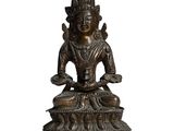 une image représentant une statue en bronze d'une personne assise sur un lotus