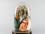 figurine représentant Jésus et Marie sous une cloche en verre