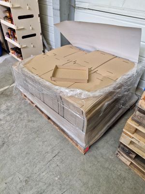 Important stock d'emballages en carton