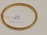 gros plan d'une bague en or portant une étiquette de prix