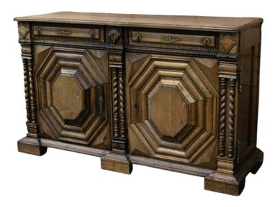 une grande armoire en bois à deux portes et un tiroir