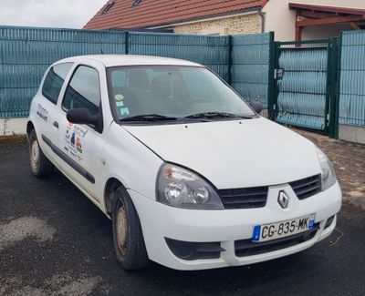 une voiture blanche garée dans un parking