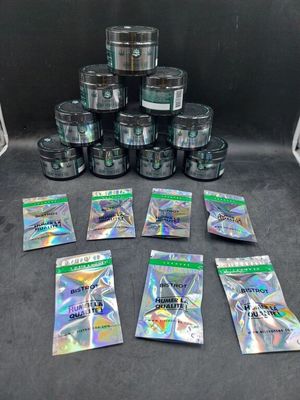 un tas de boîtes de conserve et des boîtes de conserve remplies d'autres boîtes de conserve posées sur une table