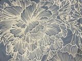 un gros plan sur un lit orné d'un motif floral bleu et blanc