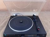 gros plan d'une table tournante sur laquelle se trouve un tourne-disque