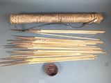 plein de baguettes de bambou et un centime sur la table