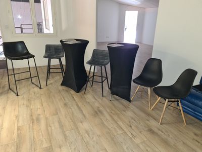 une pièce contenant beaucoup de chaises et de tables