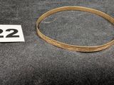 un gros plan d'un bracelet en or sur lequel figure le chiffre 22
