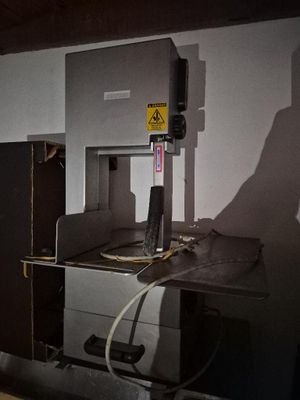 une machine posée sur une table dans une pièce