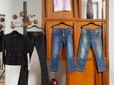 une photo d'un portant avec un jean et un t-shirt