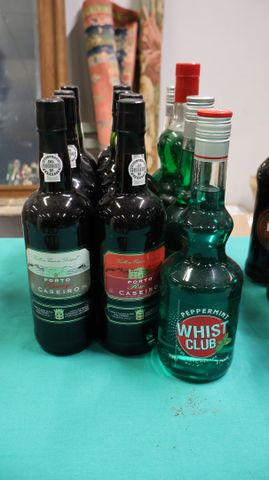Lot de 8 bouteilles de porto rouge, 4 bouteille de liqueur de men...