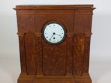 une horloge en bois posée sur une table
