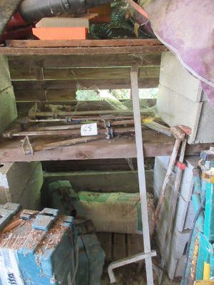 un tas de vieilleries à l'arrière d'un immeuble
