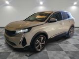 un 4x4 blanc garé sur un sol en damier dans un garage
