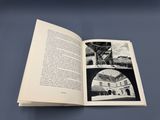 un livre ouvert sur lequel figure l'image d'un bâtiment