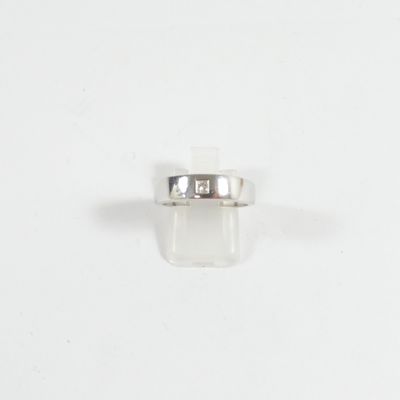 bague en argent massif ornée d'un seul diamant au centre