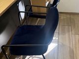 un bureau avec une chaise et un ordinateur dessus