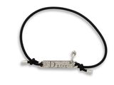 un bracelet en cordon noir orné d'une barre en argent