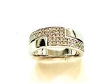 une image d'une bague en diamant sur fond blanc