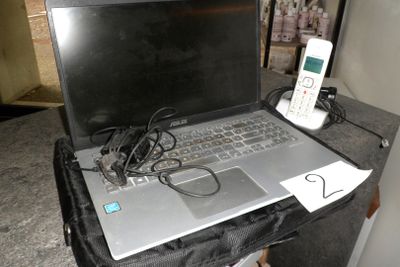 un ordinateur portable et un téléphone mobile posés sur une table