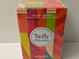 une boîte de parfum Twilly posée sur une table