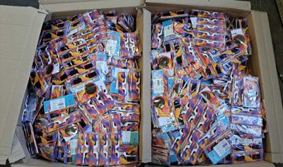 une boîte remplie de cartes posée par terre