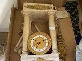 une boîte en carton contenant une horloge