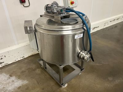 une image représentant un réservoir en acier inoxydable auquel est raccordé un tuyau