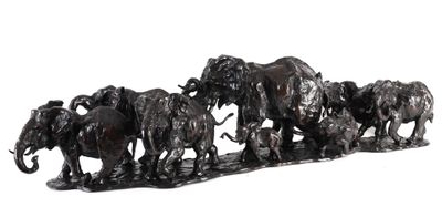 un groupe d'éléphants qui se tiennent tous ensemble sur une table