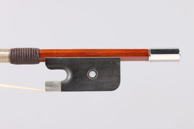 une image représentant un archet de violon muni d'un manche en bois, sur fond blanc