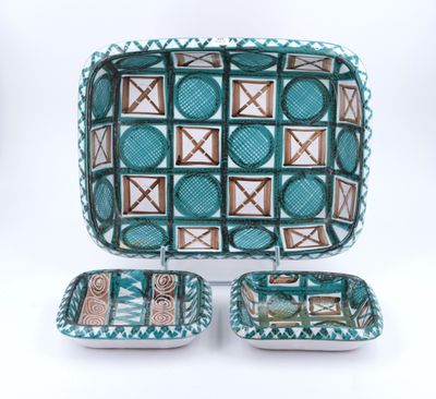 deux pièces de poterie bleue et blanche représentant un panier et un plateau