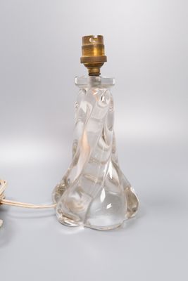 une petite bouteille en verre contenant une fleur