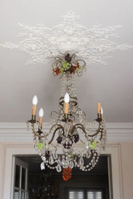 un lustre suspendu au plafond d'une pièce